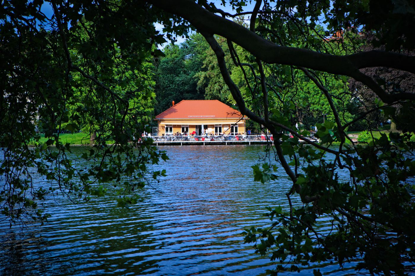 Das Bootshaus zwischen Bäumen am Lietzensee
